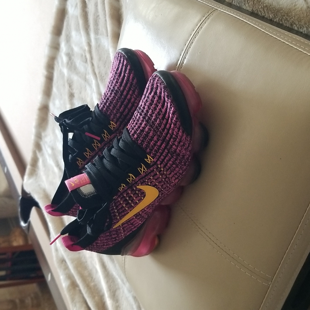Nike Vapormax Size 7 Black, Pink and Orange wore once